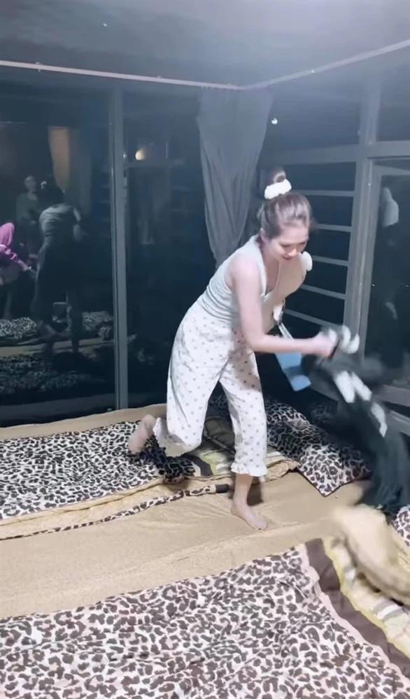 Thấy bọ ngoe nguẩy trên giường, Ngọc Trinh phản ứng cứng hơn vỏ trứng-2