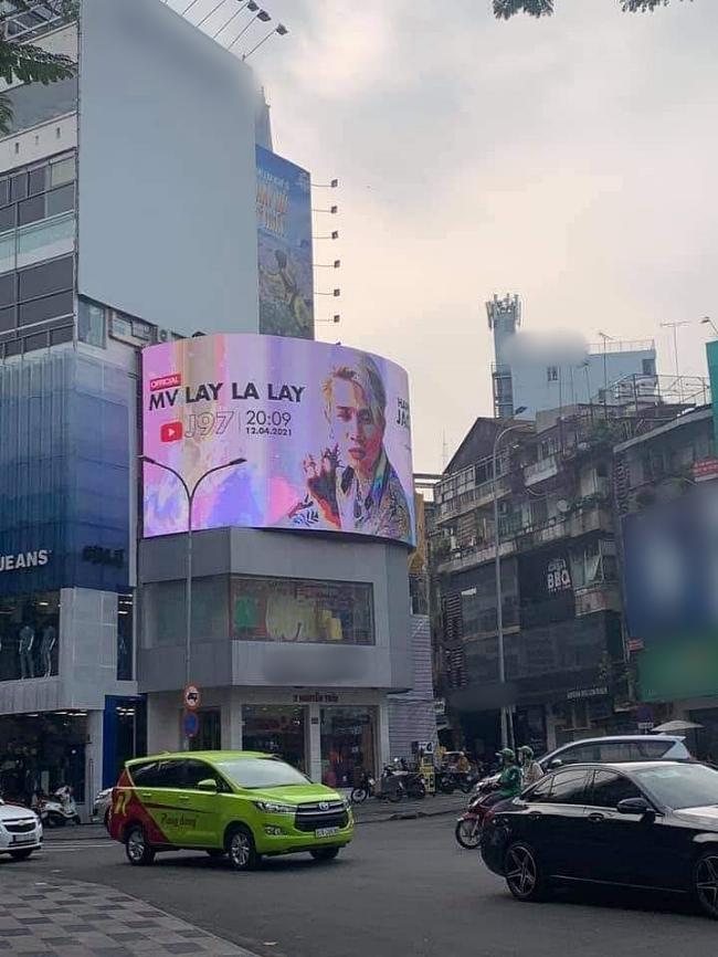 Jack khóc nấc giữa nghìn fan: Chừng nào tôi mới mua quà tặng đủ mọi người?-3