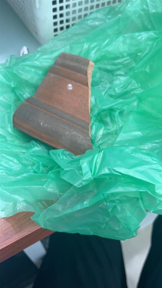 Thanh niên giả shipper không cho khách check hàng, giao cục đá phải trả 500k-3