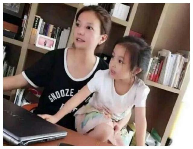 Triệu Vy bị chỉ trích ly hôn chồng xong cũng bỏ luôn con gái-1