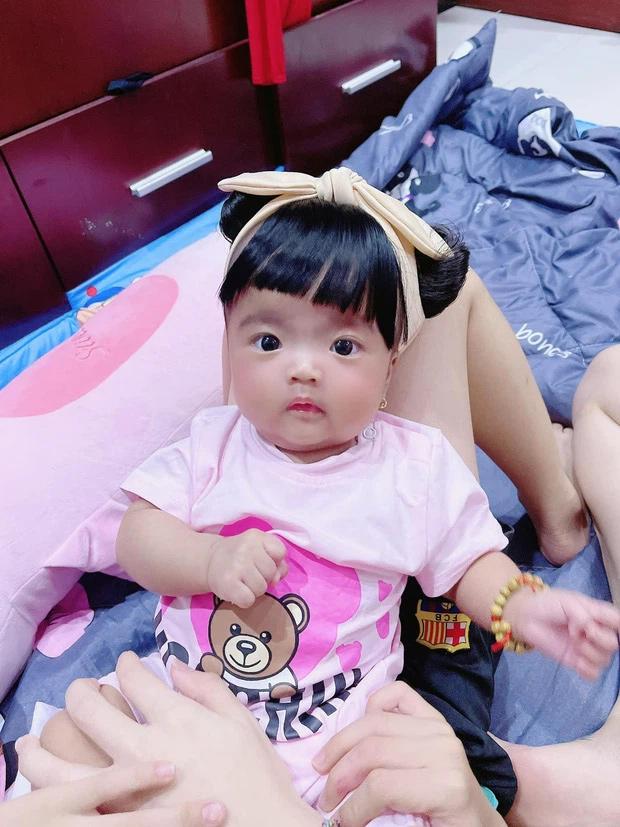 Con gái 11 tháng Mạc Văn Khoa siêu cute, tạo dáng chả kém mẫu nhí-10