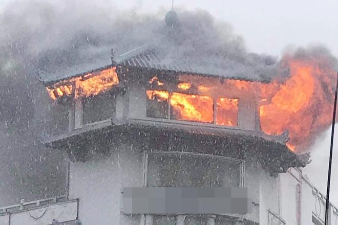 Khách sạn Đồng Khánh ở quận 5 TPHCM bốc cháy trong mưa-1