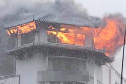 Khách sạn Đồng Khánh ở quận 5 TPHCM bốc cháy trong mưa