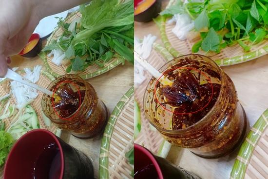 Khách nhìn thấy cả con gián trong lọ sa tế, nhà hàng trả lời: 'Con ram đấy'