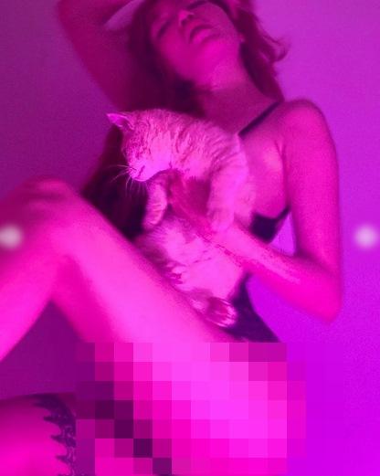 Elly Trần mặc nội y tạo dáng phản cảm với mèo-5