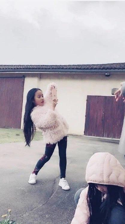 Con gái Triệu Vy ra dáng thiếu nữ khi bước sang tuổi 11-4