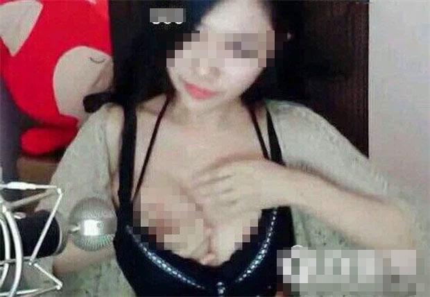 Streamer đình đám hồn nhiên nắn bóp vòng 1 trên sóng livestream-2