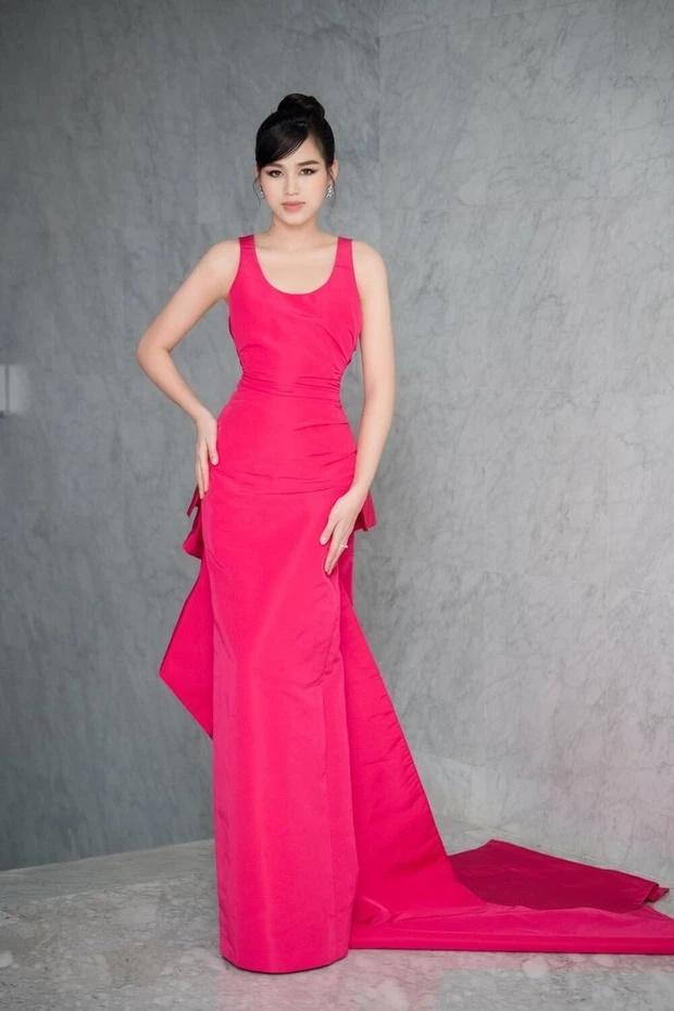 Đỗ Thị Hà lộ miếng dán ngực kém duyên trên sóng truyền hình-1