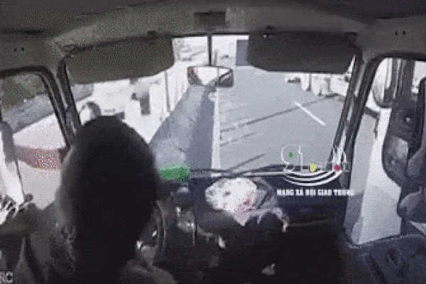 Clip: Phụ xe lao qua cửa kính, dùng dao đâm liên tiếp tài xế xe tải