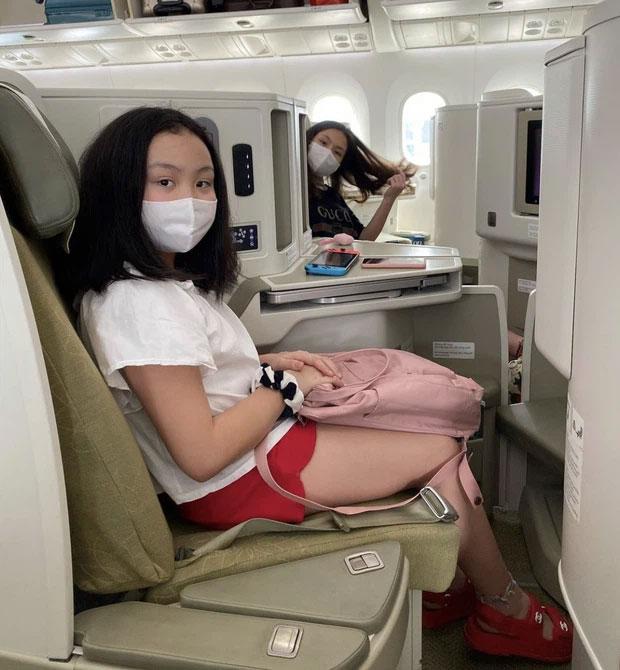 Cuộc sống sang chảnh, body bốc lửa của con gái Phượng Chanel ở tuổi 18-2