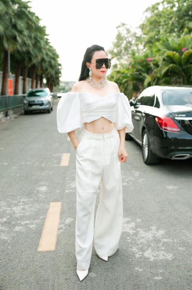 Phượng Chanel mặc croptop như gái teen khoe eo 63 cm-1