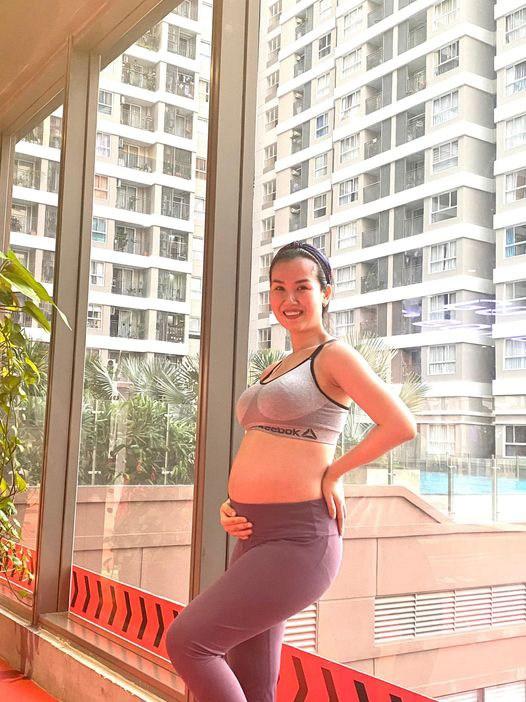 Bầu 6 tháng, Võ Hạ Trâm vẫn đi hát, tập gym và ăn chay trường-6