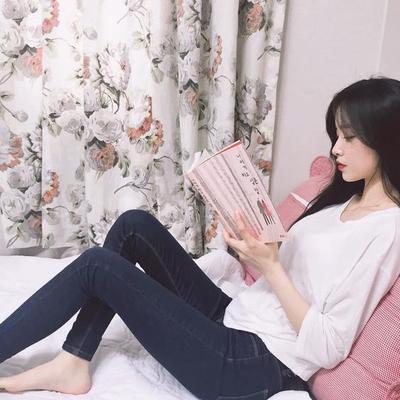 Phương Mỹ Chi học theo bạn tạo dáng đọc sách mà chỉ muốn viêm khớp nách-1