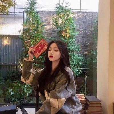 Phương Mỹ Chi học theo bạn tạo dáng đọc sách mà chỉ muốn viêm khớp nách-6