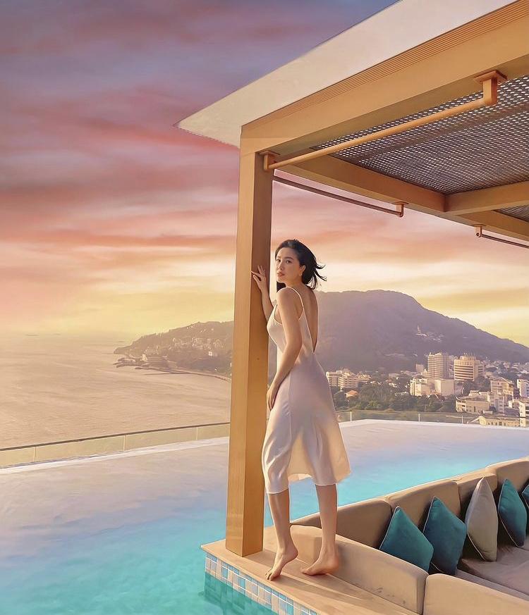 Nắng cháy da, sao Việt vẫn diện váy áo hở bạo khoe lưng trần-4