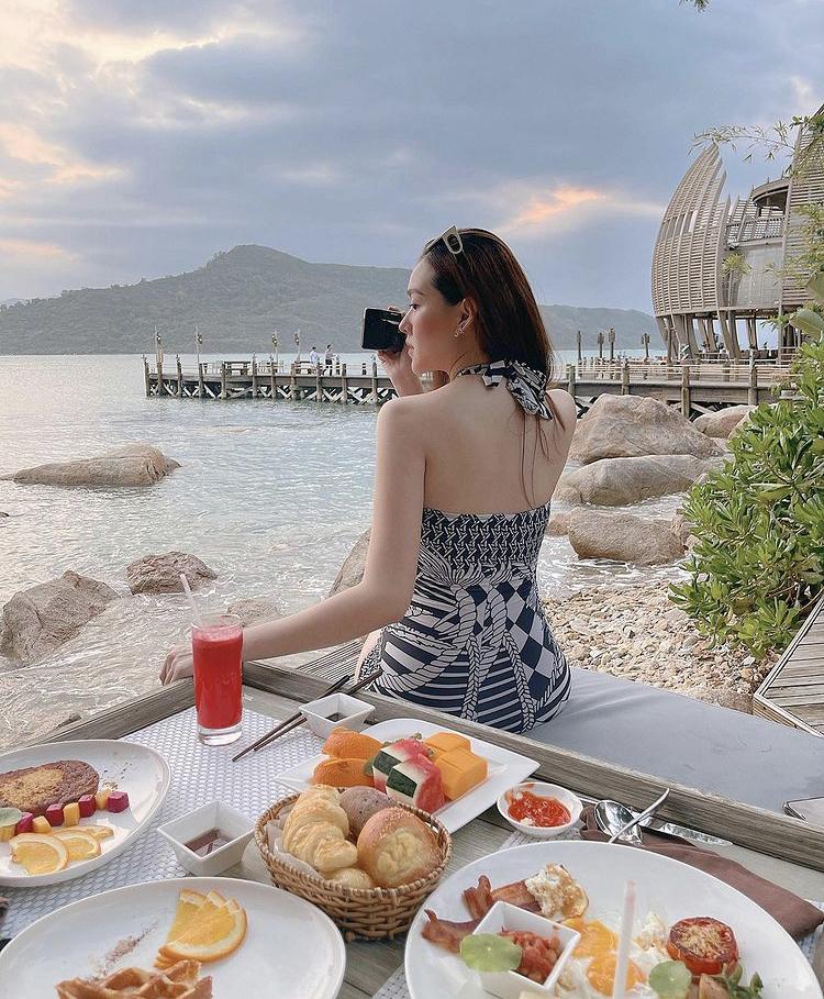 Nắng cháy da, sao Việt vẫn diện váy áo hở bạo khoe lưng trần-7