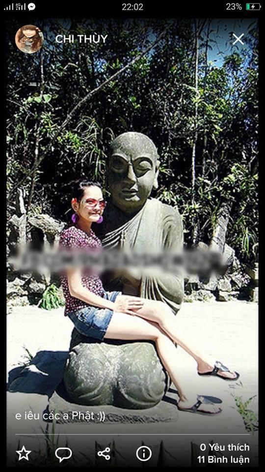 Những cú pose kém duyên bên bia mộ, tượng Phật của người nổi tiếng-5