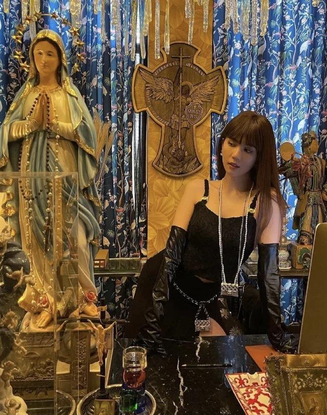 Những cú pose kém duyên bên bia mộ, tượng Phật của người nổi tiếng-10