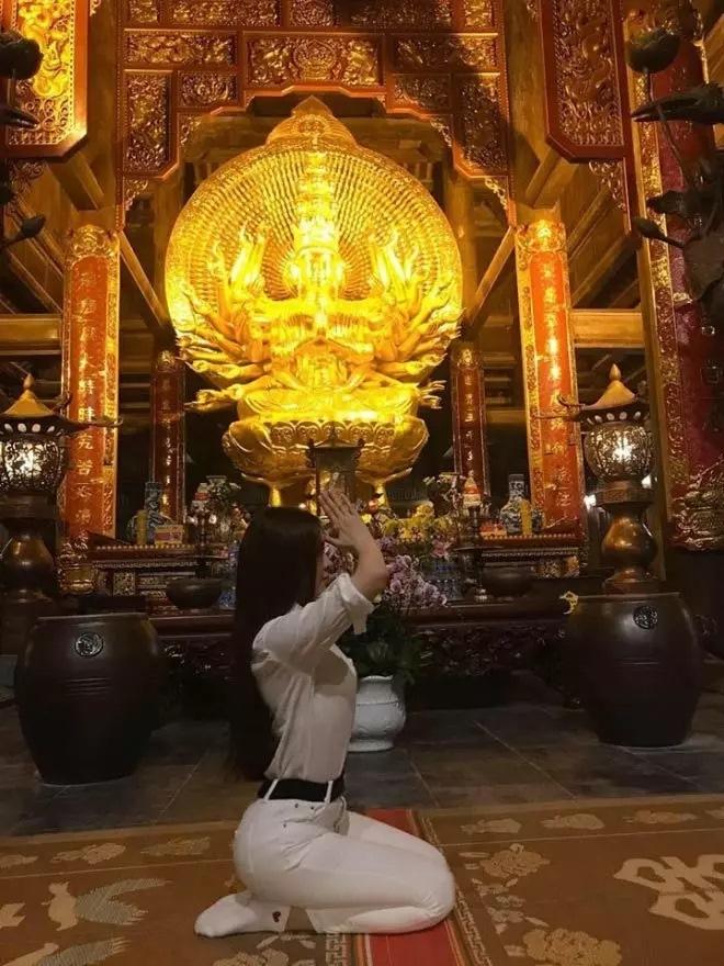 Những cú pose kém duyên bên bia mộ, tượng Phật của người nổi tiếng-15