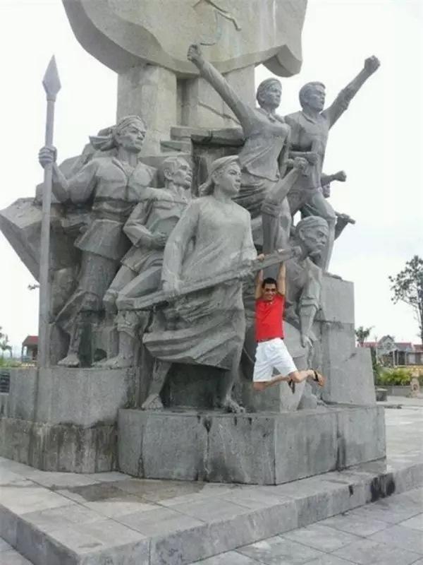 Những cú pose kém duyên bên bia mộ, tượng Phật của người nổi tiếng-13