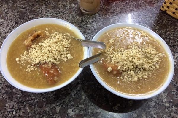 Quán bún riêu miễn phí ở Sài Gòn mời người nghèo đến ăn-8