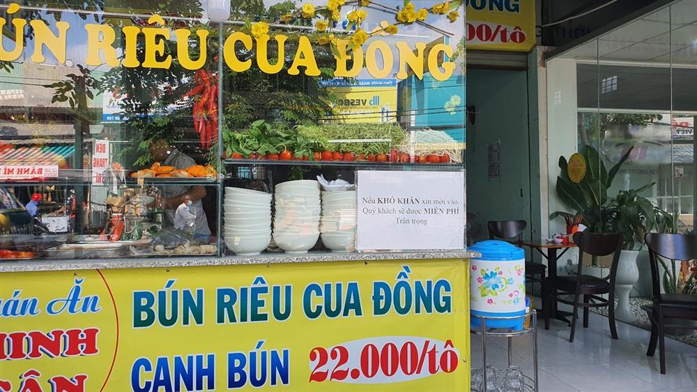 Quán bún riêu miễn phí ở Sài Gòn mời người nghèo đến ăn-1