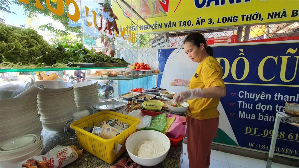 Quán bún riêu miễn phí ở Sài Gòn mời người nghèo đến ăn-2