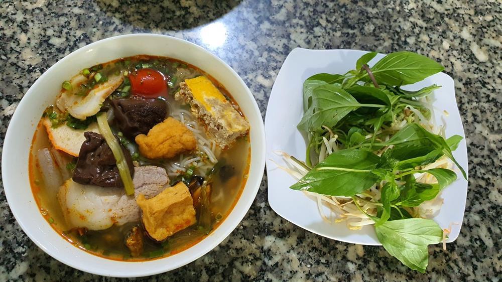 Quán bún riêu miễn phí ở Sài Gòn mời người nghèo đến ăn-4