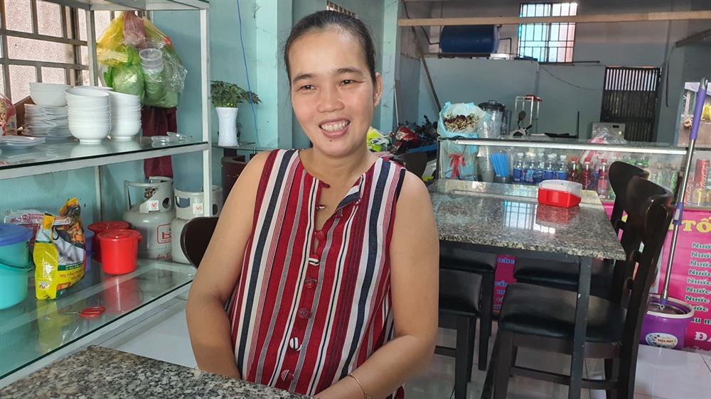 Quán bún riêu miễn phí ở Sài Gòn mời người nghèo đến ăn-5