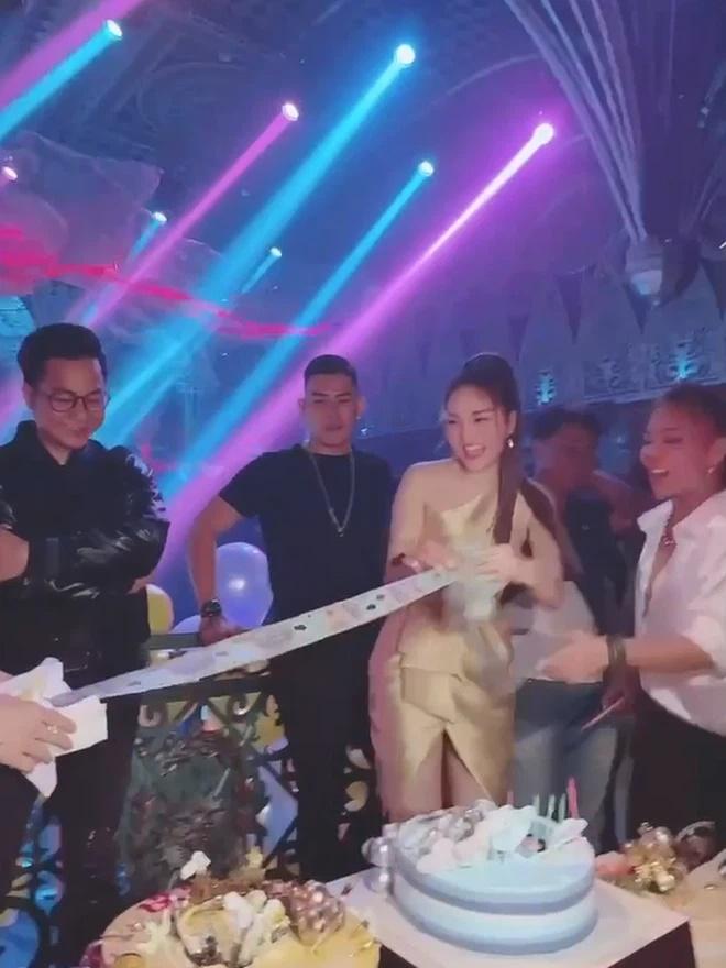 Ca sĩ được tặng dây tiền toàn 500.000 đồng: Chia tay bạn trai sau lễ đính hôn-1