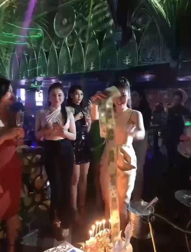 Ca sĩ được tặng dây tiền toàn 500.000 đồng: Chia tay bạn trai sau lễ đính hôn-2