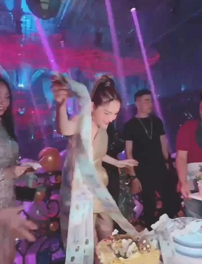 Ca sĩ được tặng dây tiền toàn 500.000 đồng: Chia tay bạn trai sau lễ đính hôn-3