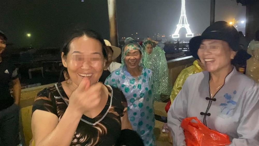 Người dân qua đường soi Trúc Nhân kẻ chân mày quá đậm-1