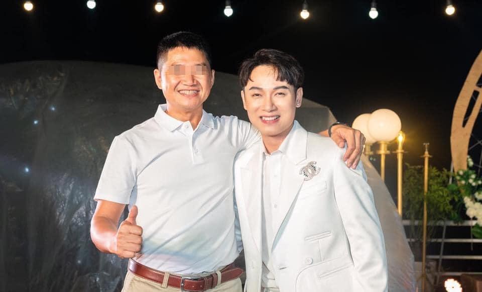 Người dân qua đường soi Trúc Nhân kẻ chân mày quá đậm-3