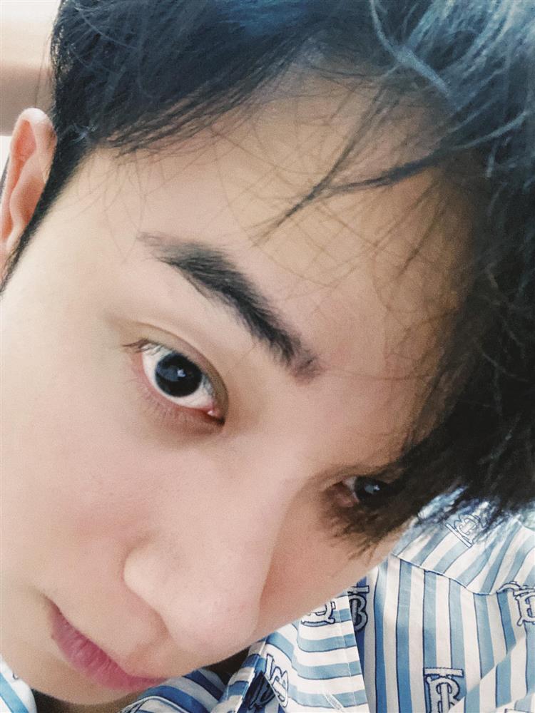 Người dân qua đường soi Trúc Nhân kẻ chân mày quá đậm-11