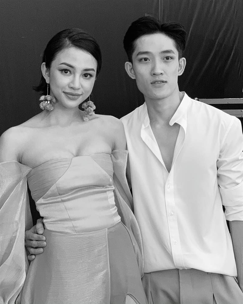 Ngộp thở với màn o ép vòng 1 đến méo mó của Thiên Nga The Face-1