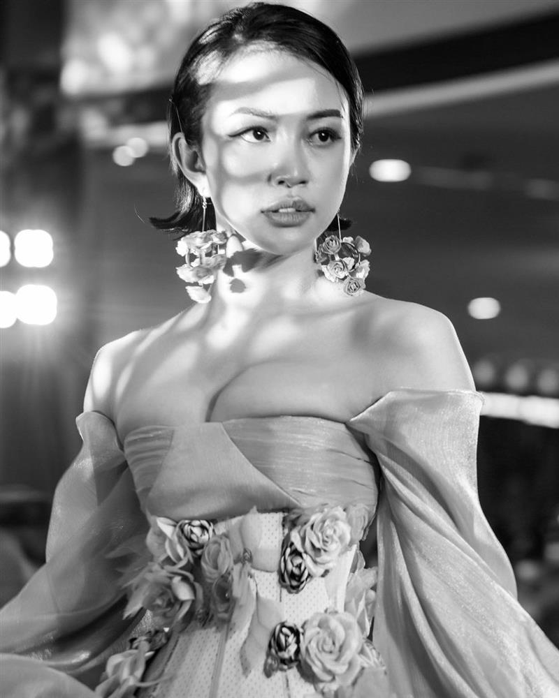 Ngộp thở với màn o ép vòng 1 đến méo mó của Thiên Nga The Face-4