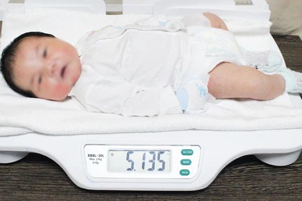 Bé trai sơ sinh có cân nặng khủng hơn 5,1kg-1
