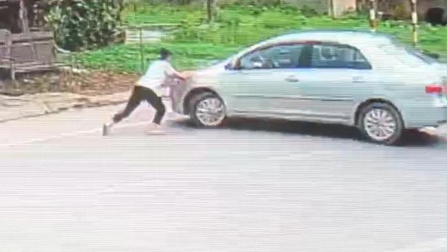 Ô tô cướp 2 két bia, nữ sinh chặn đầu xe liền bị tài xế kéo lê 10m-2