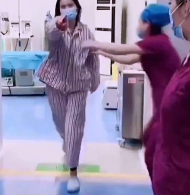 Xôn xao vợ vừa đẻ xong đã lao ra ném dép vào mặt chồng vì lý do khó đỡ-1