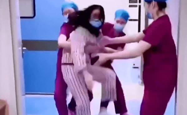 Xôn xao vợ vừa đẻ xong đã lao ra ném dép vào mặt chồng vì lý do khó đỡ-3