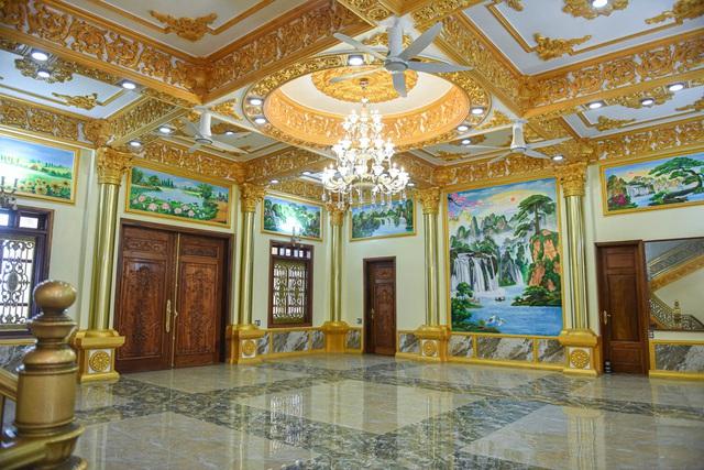 Cận cảnh tòa lâu đài choáng ngợp, chủ nhân mới 56 tuổi ở Hưng Yên-5