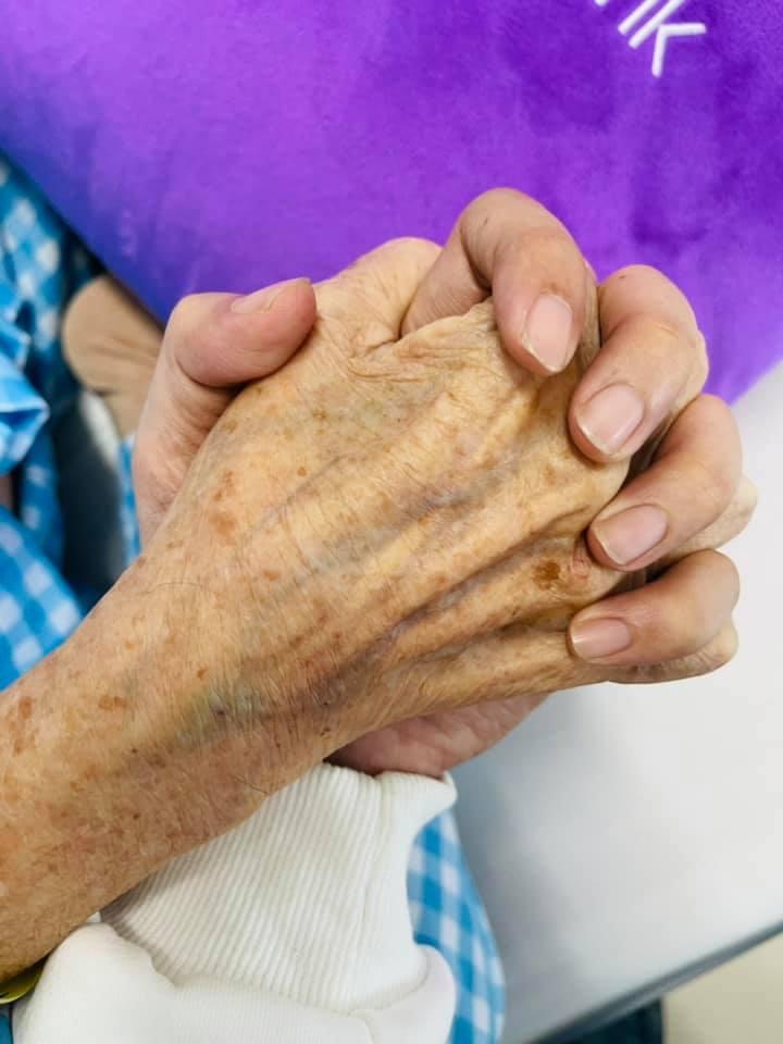 Mẹ Chi Dân nguy kịch, nam ca sĩ xin mọi người cầu nguyện bình an-1