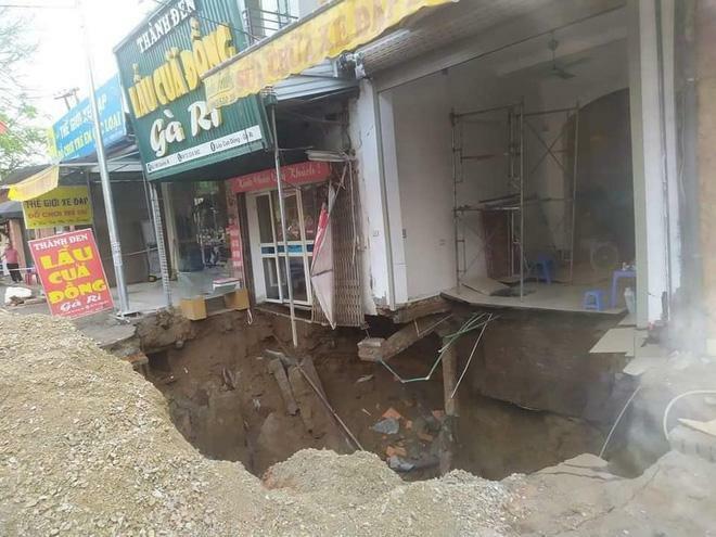 TP HCM xuất hiện hố tử thần trên vỉa hè, ngoạm cả người lẫn xe-4