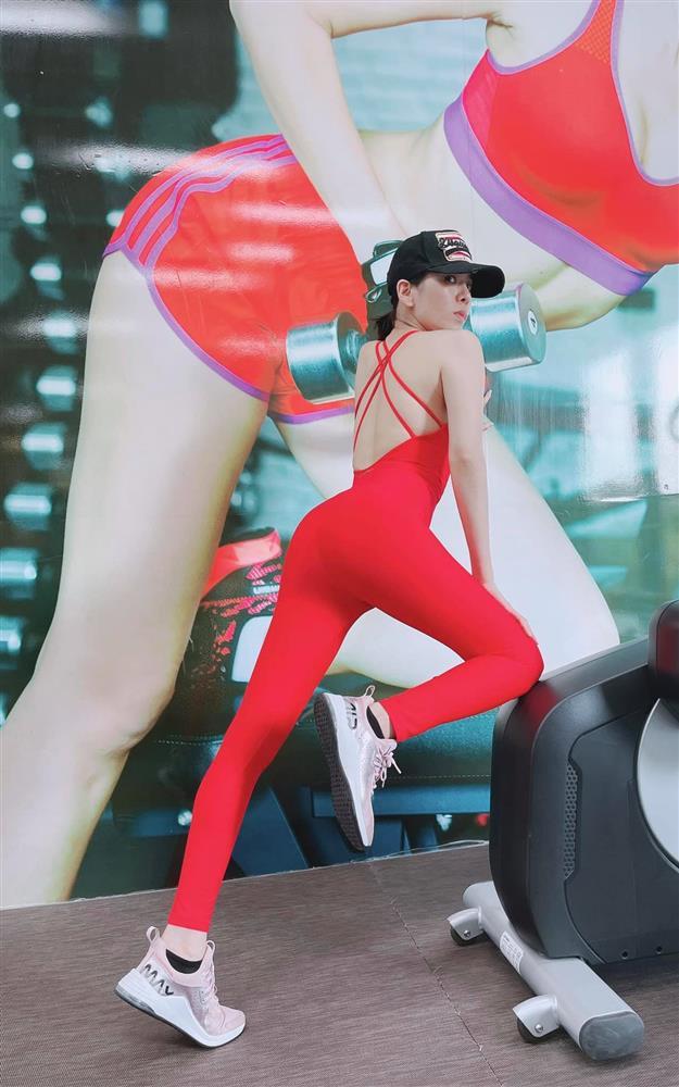 Lệ Quyên 7749 cách tạo dáng chẳng giống ai trong phòng gym-2