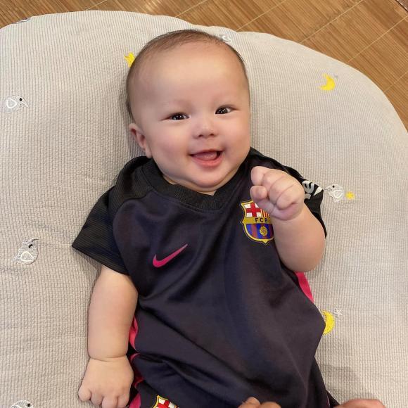 Ngoại hình đẹp trai hơn bố của con trai 8 tháng nhà Đỗ Duy Mạnh-5