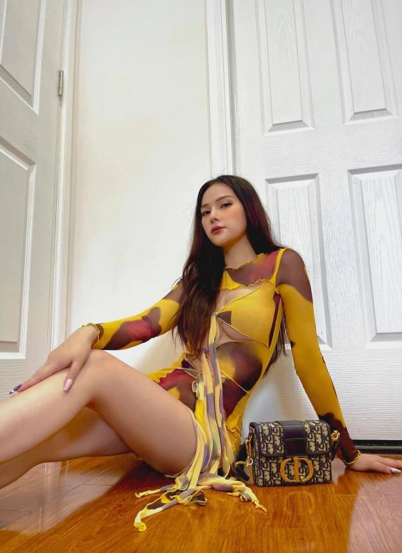 Thu Thủy dạo này ngày càng sexy đến lạ, chụp hình sương sương cũng o ép vòng 1 đến chực trào ra ngoài-1