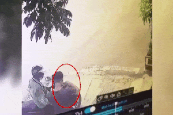 Thầy giáo tung liên hoàn cước, chửi học sinh vì mặc quần bò, nhuộm tóc-5