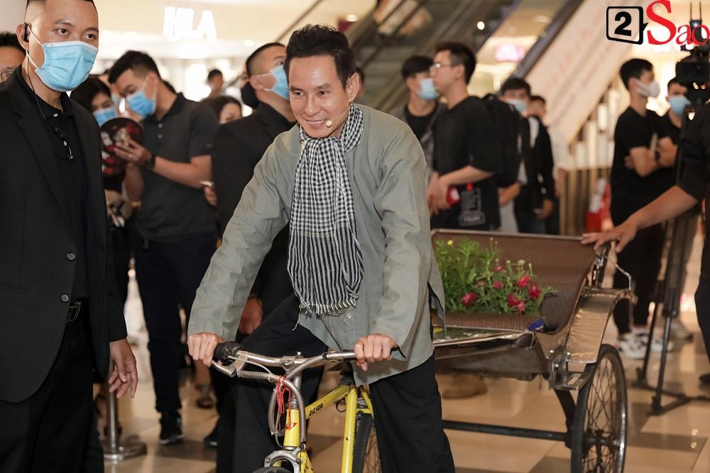 Lý Hải mặc áo bà ba, đi dép tổ ong, đạp xe lôi lên thảm đỏ Lật Mặt-2