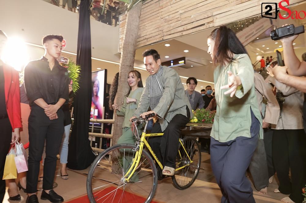 Lý Hải mặc áo bà ba, đi dép tổ ong, đạp xe lôi lên thảm đỏ Lật Mặt-3